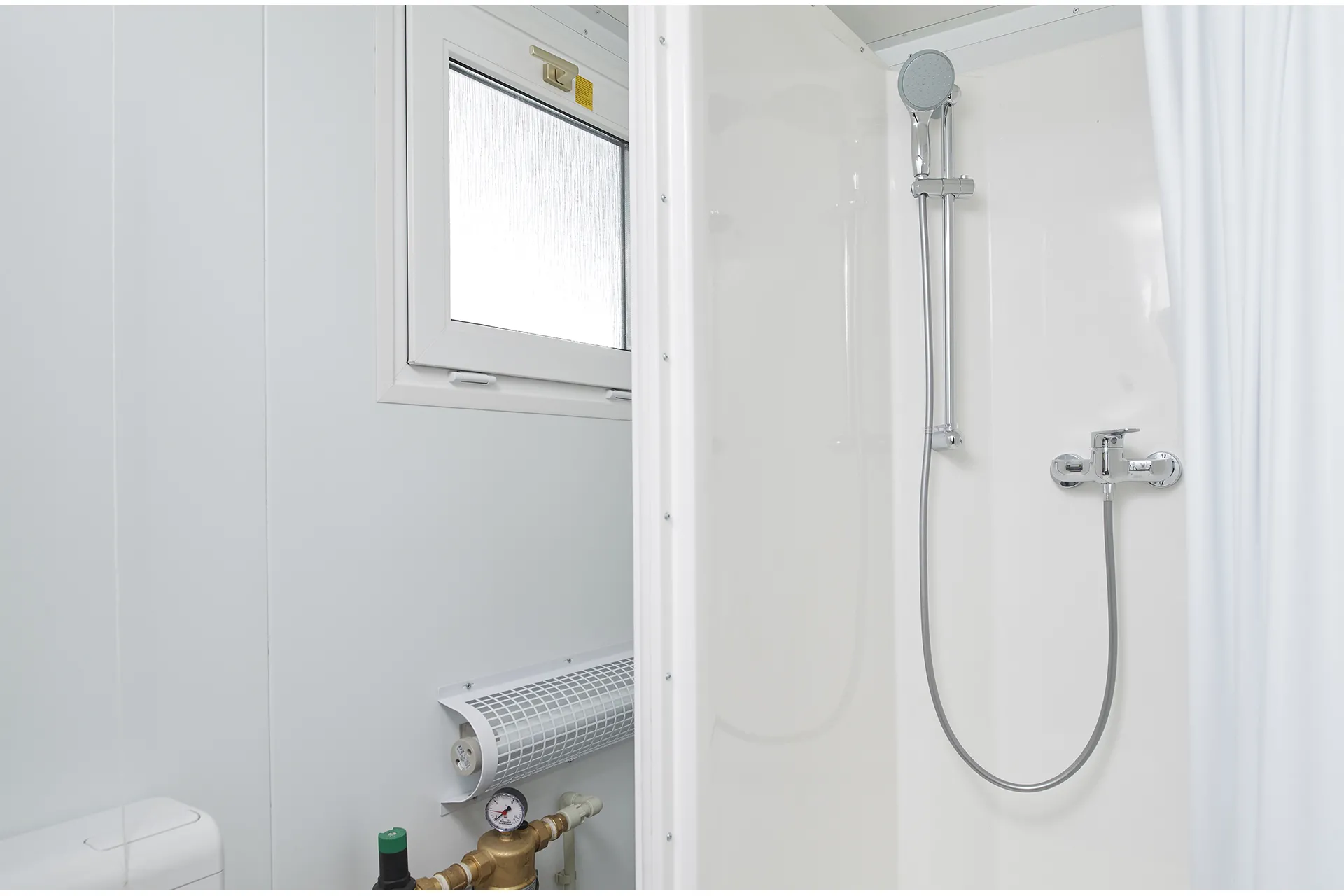 8ft x 5ft mains toilet/shower 8ft x 5ft mains toilet/shower